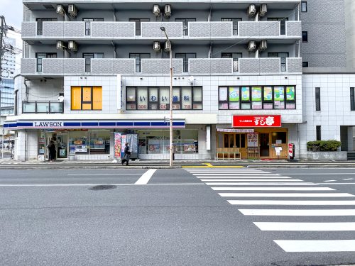 A view of SUSHI-TEI from the other side of a zebra crossing